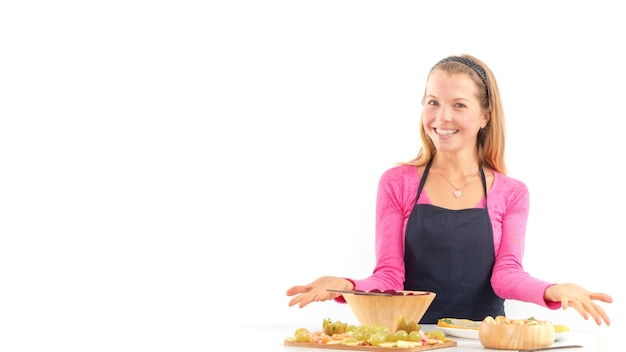 Gotująca osoba z uśmiechem